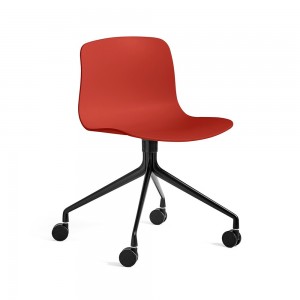 Silla AAC 14 de aluminio y polipropileno de Hay ideal para espacios modernos.