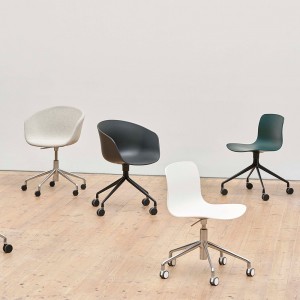 Silla AAC 14 de aluminio y polipropileno de Hay ideal para espacios modernos.