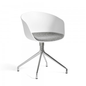 Silla AAC 20 de acero y polipropileno de Hay ideal para espacios modernos.