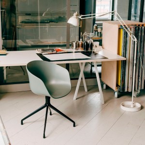 Silla AAC 20 de acero y polipropileno de Hay ideal para espacios modernos.