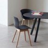 Silla AAC 22 de Hay nórdica de madera y polipropileno ideal para espacios modernos.
