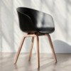 Silla AAC 22 de Hay nórdica de madera y polipropileno ideal para espacios modernos.