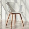 Silla AAC 22 de Hay nórdica de madera y polipropileno ideal para espacios modernos.
