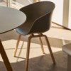 Silla AAC 22 de Hay nórdica de madera y polipropileno ideal para espacios modernos.
