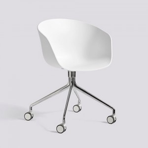 Silla nórdica de acero y polipropileno AAC 24 de Hay ideal para espacios modernos.