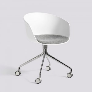 Silla nórdica de acero y polipropileno AAC 24 de Hay ideal para espacios modernos.