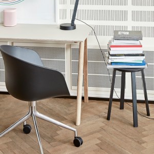 Silla nórdica de acero y polipropileno AAC 24 de Hay ideal para espacios modernos.