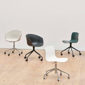 Silla nórdica de acero y polipropileno AAC 24 de Hay ideal para espacios modernos.