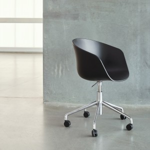 Silla AAC 52 de aluminio y polipropileno de Hay ideal para espacios modernos.