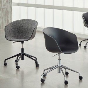 Silla AAC 52 de aluminio y polipropileno de Hay ideal para espacios modernos.