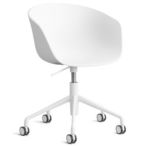 Silla AAC 52 de aluminio y polipropileno de Hay ideal para espacios modernos.