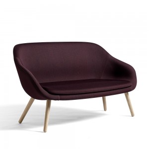 Sofa AAL de Hay. Diseño tapizado y de madera maciza.