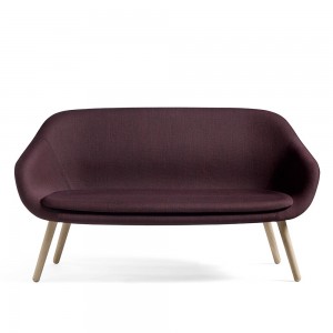 Sofa AAL de Hay. Diseño tapizado y de madera maciza.