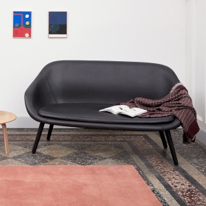Sofa AAL de Hay. Diseño tapizado y de madera maciza.