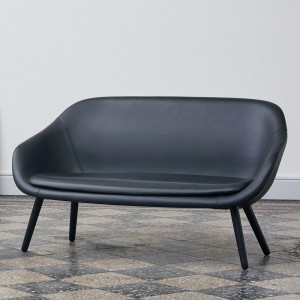 Sofa AAL de Hay. Diseño tapizado y de madera maciza.