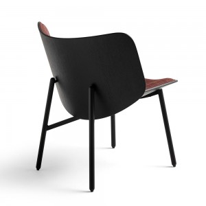 Butaca Dapper para salón de madera con patas de acero de HAY.