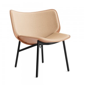 Butaca Dapper para salón de madera con patas de acero de HAY.