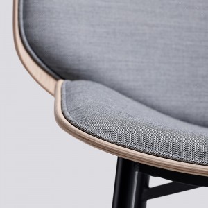 Butaca Dapper para salón de madera con patas de acero de HAY.