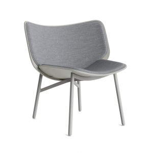 Butaca Dapper para salón de madera con patas de acero de HAY.