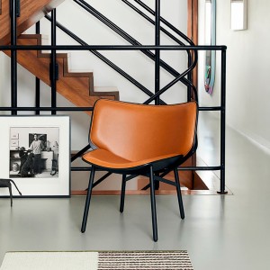Butaca Dapper para salón de madera con patas de acero de HAY.