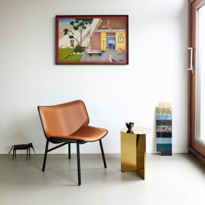 Butaca Dapper para salón de madera con patas de acero de HAY.