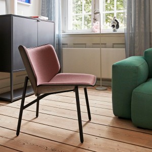 Butaca Dapper para salón de madera con patas de acero de HAY.