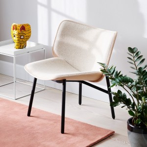 Butaca Dapper para salón de madera con patas de acero de HAY.