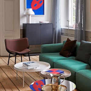 Butaca Dapper para salón de madera con patas de acero de HAY.