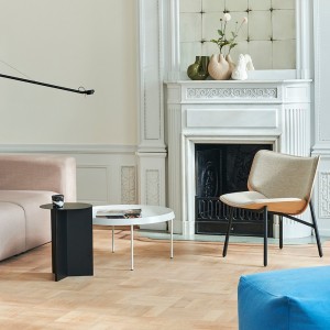 Butaca Dapper para salón de madera con patas de acero de HAY.