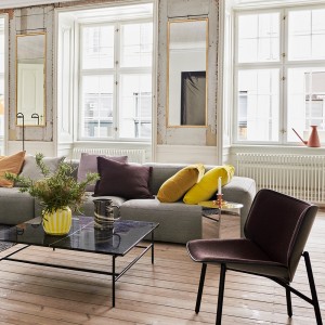 Butaca Dapper para salón de madera con patas de acero de HAY.