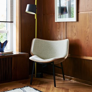 Butaca Dapper para salón de madera con patas de acero de HAY.