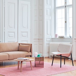 Butaca Dapper para salón de madera con patas de acero de HAY.