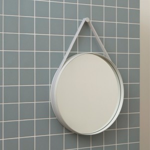 Espejo Strap funcional y minimalista para colgar de Hay. Un diseño moderno y elegante