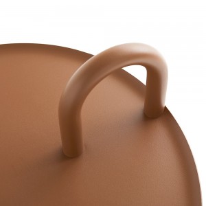 Mesa auxiliar Bowler de diseño moderno y exclusivo de Hay para espacios públicos.