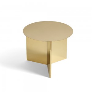 Mesa de centro Slit de Hay con diseño elegante en acero para salones.