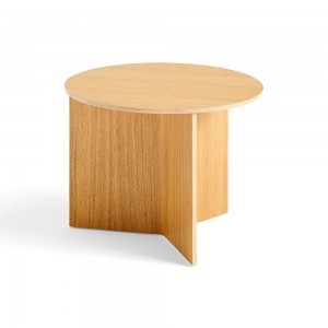 Mesa de centro Slit Wood de Hay con diseño novedoso de madera para salones modernos.