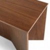 Mesa de centro Slit Wood de Hay con diseño novedoso de madera para salones modernos.