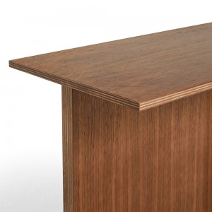 Mesa de centro Slit Wood de Hay con diseño novedoso de madera para salones modernos.