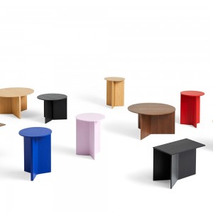 Mesa de centro Slit Wood de Hay con diseño novedoso de madera para salones modernos.