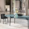 Mesa con cantos redondeados Coral Beach de Fiam. Mesas de vidrio para comedor y salón.