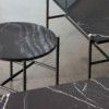 Mesa auxiliar Rebar de acero con sobre de mármol con diseño moderno de HAY.