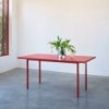 Mesa Two-colour de diseño moderna y elegante de Hay para instalaciones.