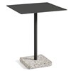 Mesa para exteriores Terrazzo de Hay ideal para bares o espacios abiertos modernos.
