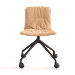 Silla Klip tapizada base giratoria con ruedas Viccarbe ideal para oficinas.