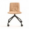 Silla Klip tapizada base giratoria con ruedas Viccarbe ideal para oficinas.