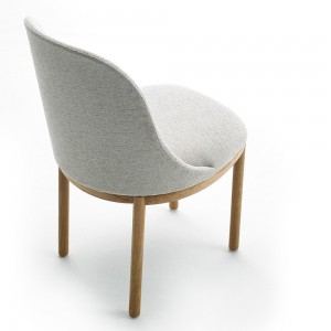 Silla Aleta base madera de Viccarbe.