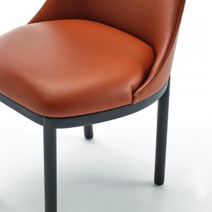 Silla Aleta base madera de Viccarbe.