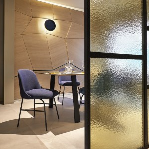 Silla con base metálica de diseño Aleta para espacios públicos de Viccarbe.