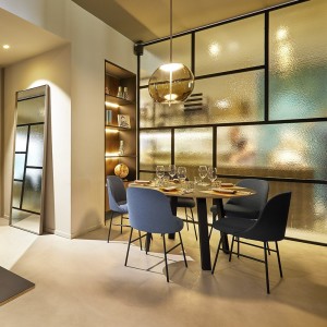 Silla con base metálica de diseño Aleta para espacios públicos de Viccarbe.