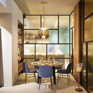 Silla con base metálica de diseño Aleta para espacios públicos de Viccarbe.